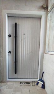 نمونه نصب شده درب فلزی سفید توسط مجموعه دُرسی درب