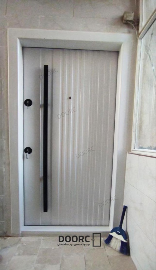 نمونه نصب شده درب فلزی سفید توسط مجموعه دُرسی درب